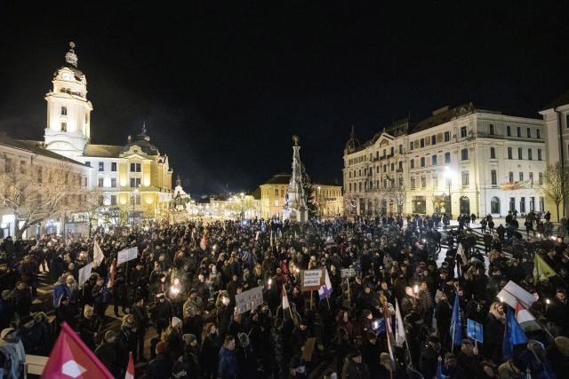 Zákon proti kterému lidé demonstrují platí v zemi již rok a stále se potýká s vlnami nevole ze strany občanů.