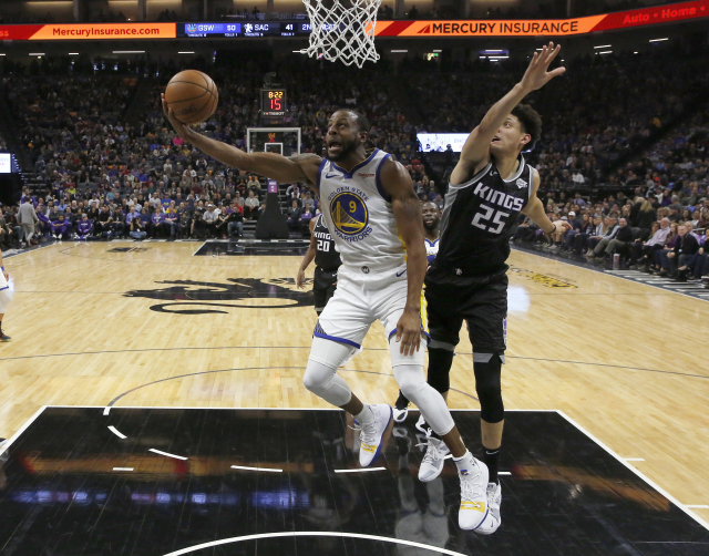 Andre Iguodala z Golden State se snaží skórovat do koše Sacramenta.