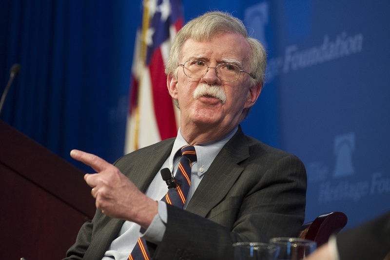 Trump chce chálífát Islámského státu zcela zničit, prohlásil poradce prezidenta John Bolton.