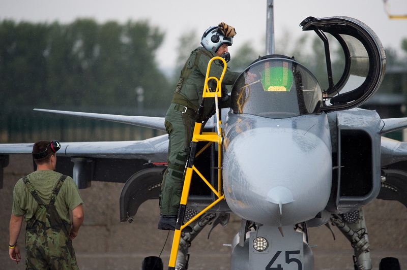 Stíhačka Gripen na letecké základně v Čáslavi.