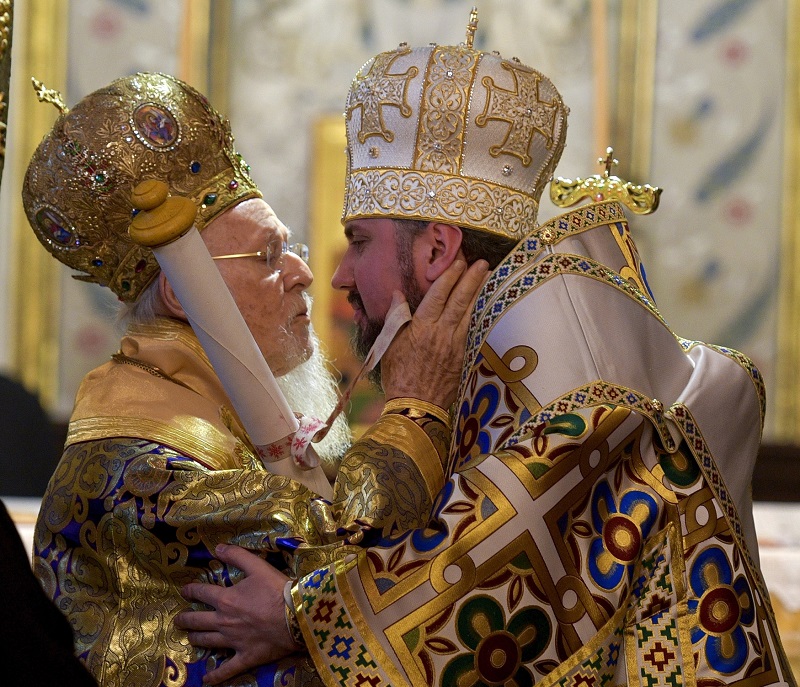Konstantinopolský patriarcha Bartoloměj (vlevo) a metropolita Epifanij.
