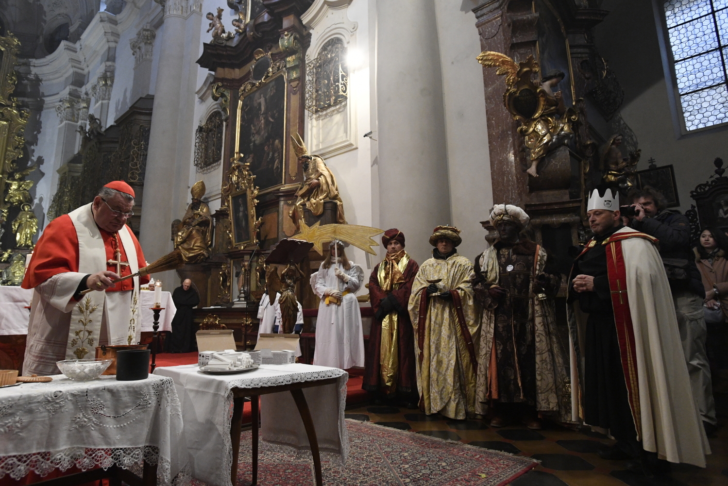 Kardinál Dominik Duka požehnal v kostele svatého Tomáše v Praze tříkrálovým koledníkům.