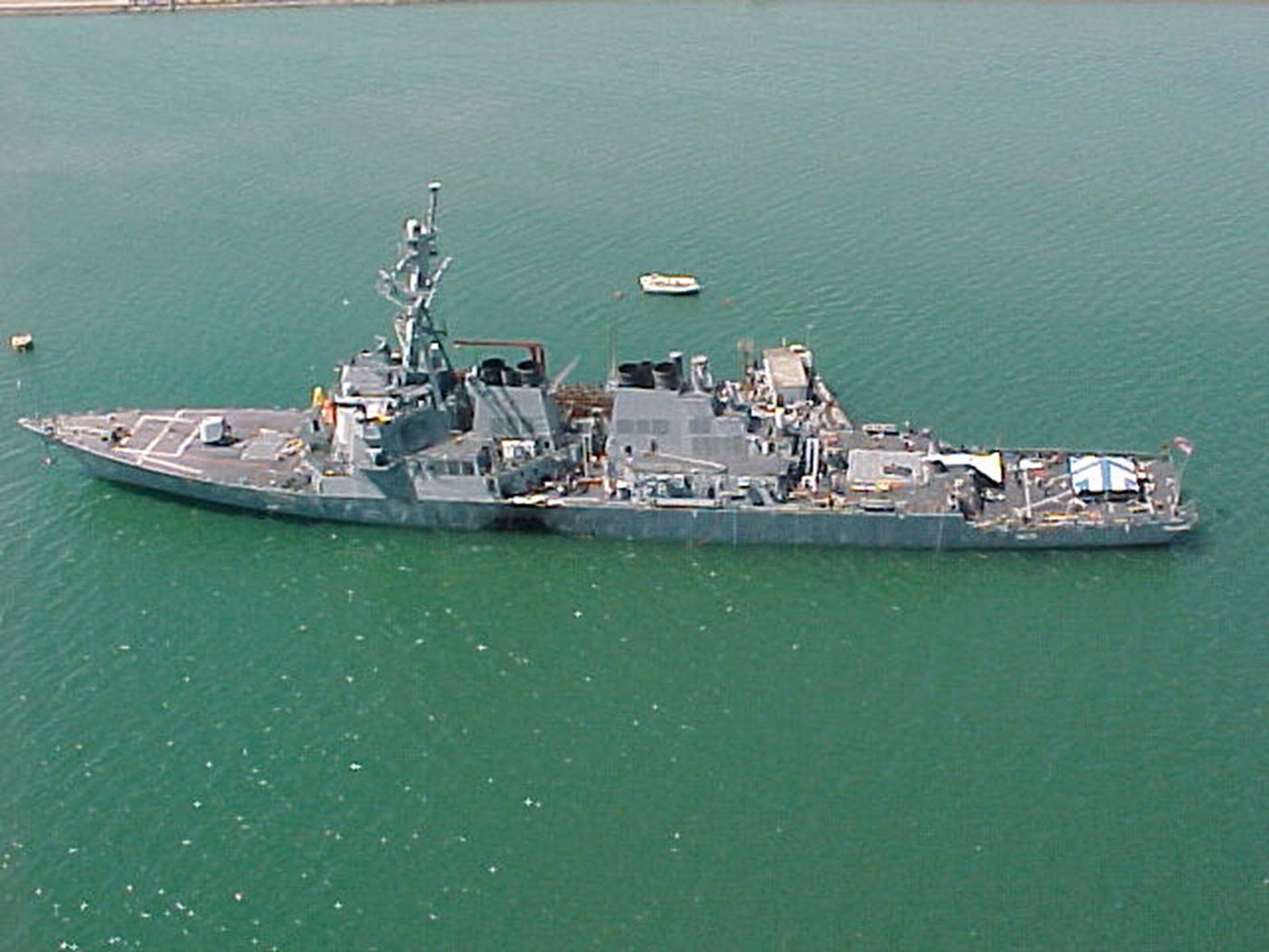 USS Cole po útoku. Na levoboku je patrné proražení trupu výbušninou.