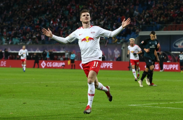 Timo Werner slaví branku do sítě jednoho ze soupeřů.