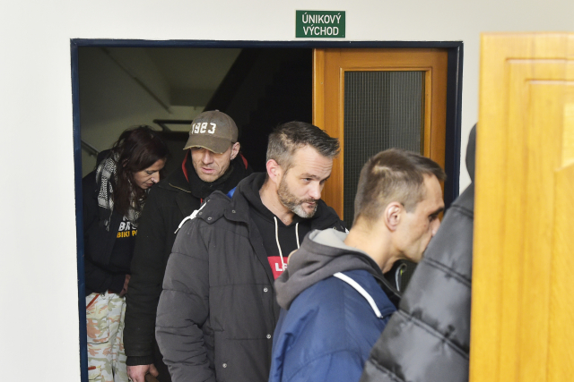 Před soudem stane kolem 20 obžalovaných (na snímku je část z nich). 