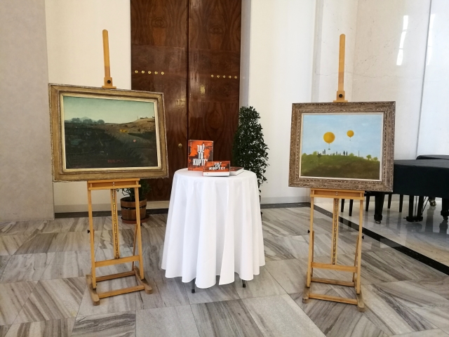 Obrazy od Kamila Lhotáka Krajina oživená stroji (vlevo) a Dva balony. 