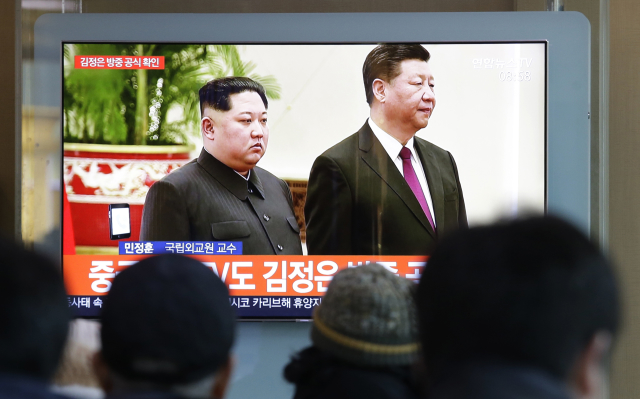 Vůdce KLDR Kim Čong-un (vlevo) a čínský prezident Si-Ťin-pching.