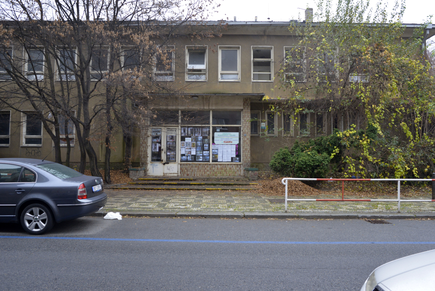 Budova v Jeseniově ulici, kterou se chystá SŽDC vyklidit. 