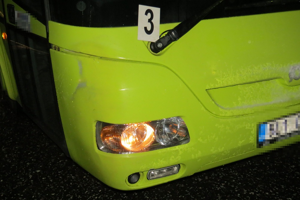 Autobus, který srazil muže. 