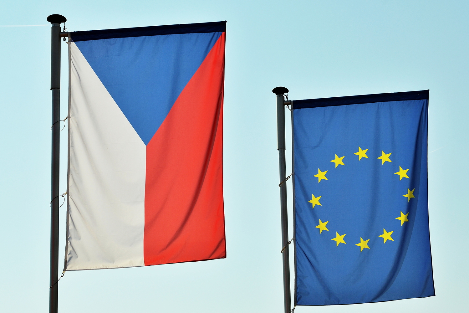 Vlajky České republiky a Evropské unie. 