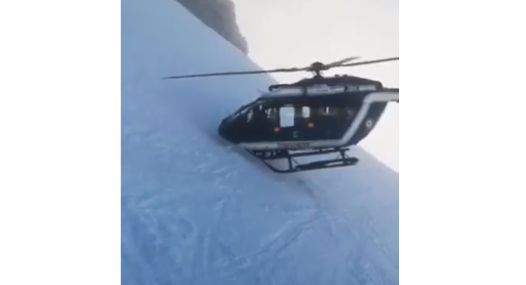 Manévrující helikoptéra během záchrany zraněného lyžaře.
