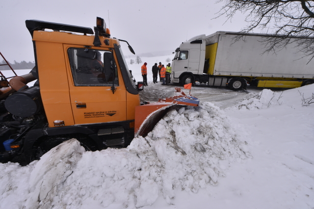 Silnice na Vysočině jsou 9. ledna 2019 kvůli sněžení sjízdné jen s opatrností, místy se tvoří sněhové jazyky. Na snímku je vzpříčený kamion v obci Stáj na Jihlavsku na silnici mezi Jihlavou a Žďárem nad Sázavou, kvůli němuž se vytvořila kolona stojících nákladních vozů.