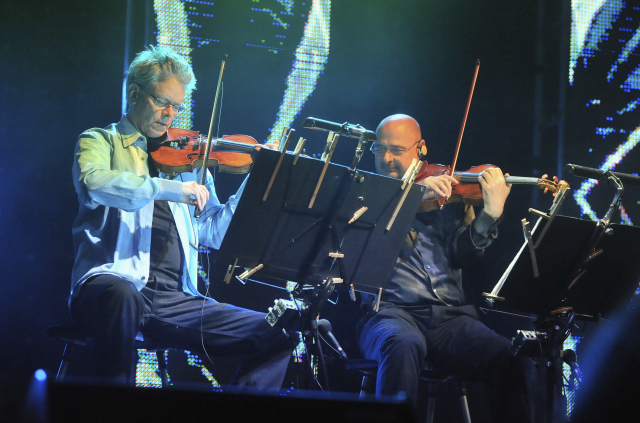 David Harrington (vlevo) a John Sherba z amerického smyčcového kvarteta Kronos Quartet.