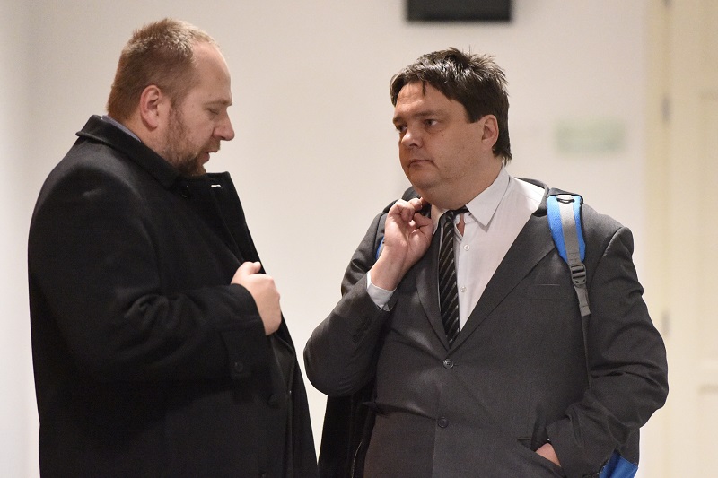 Soudce Jan Tichý (vpravo) v debatě se svým advokátem Janem Aulickým.