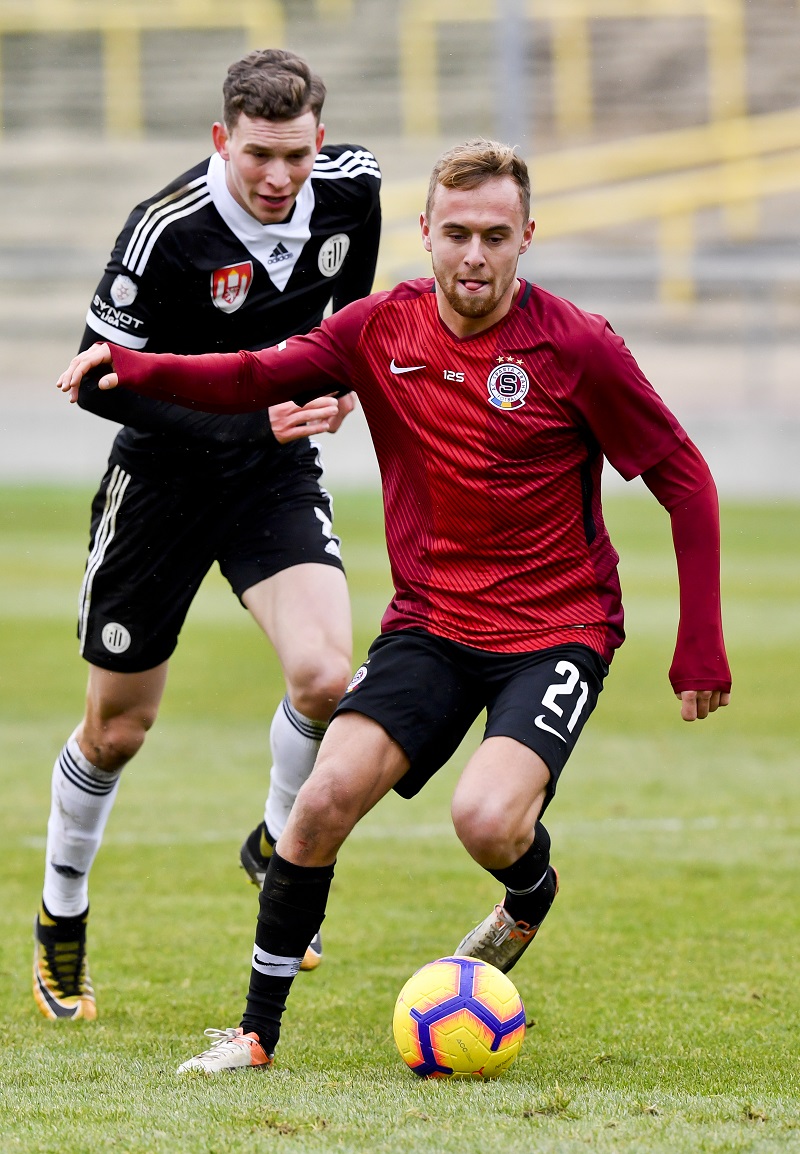 Martin Hašek (vpředu) v přátelském utkání s Českými Budějovicemi.