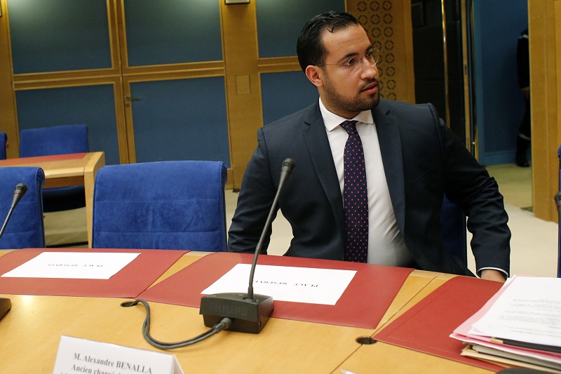 Alexandre Benalla neoprávněně používal své diplomatické pasy.