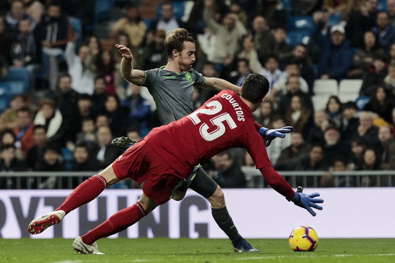 Další rána pro Real, marodku rozšířil brankář Courtois.