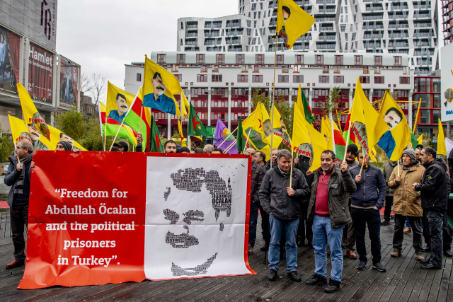 Za propuštění kurdského vůdce se v Rotterdamu také demonstrovalo.