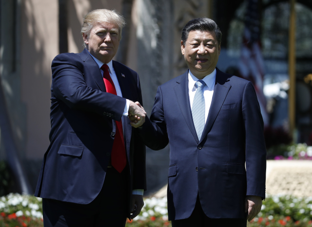 Donald Trump (vlevo) a Si Ťin-pching. Donald Trump (vlevo) a Si Ťin-pching.