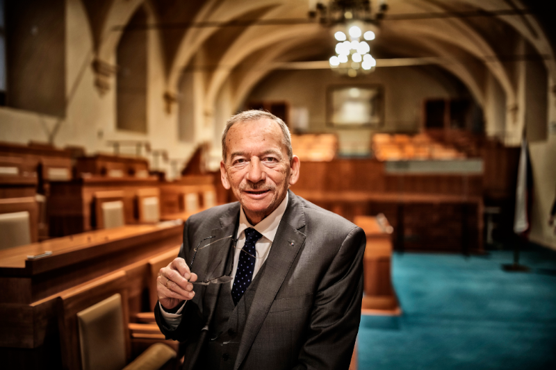 Předseda Senátu Jaroslav Kubera (ODS).
