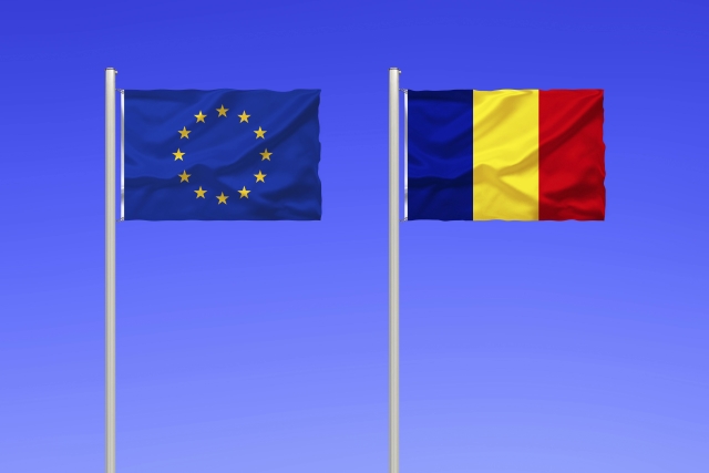 Vlajka EU a rumunská vlajka.