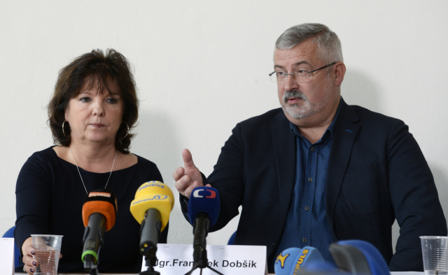Místopředsedkyně školských odborů Markéta Seidlová (vlevo) a předák školských odborů František Dobšík.