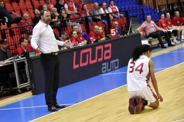 Basketbalistka Nymburka Wellsová na zemi.
