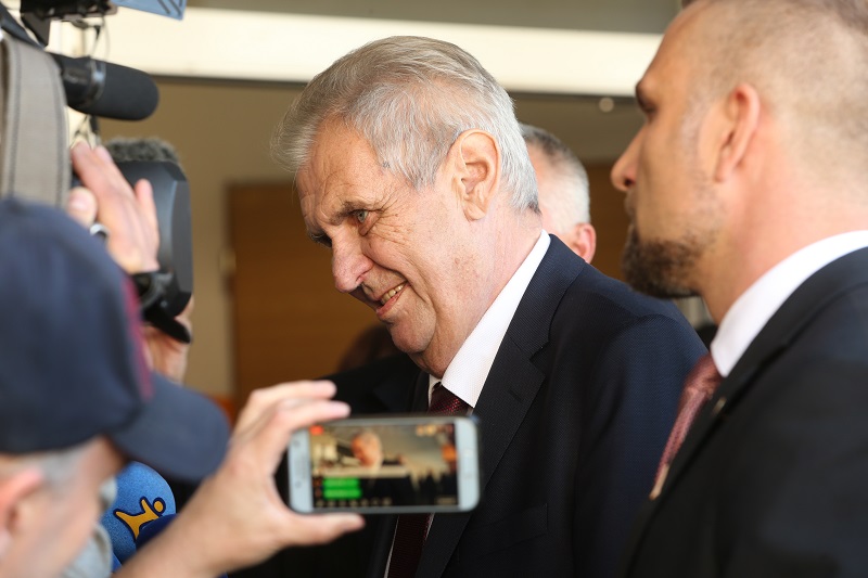 Miloš Zeman více věří vyjádření ředitele německého úřadu pro kybernetickou bezpečnost.