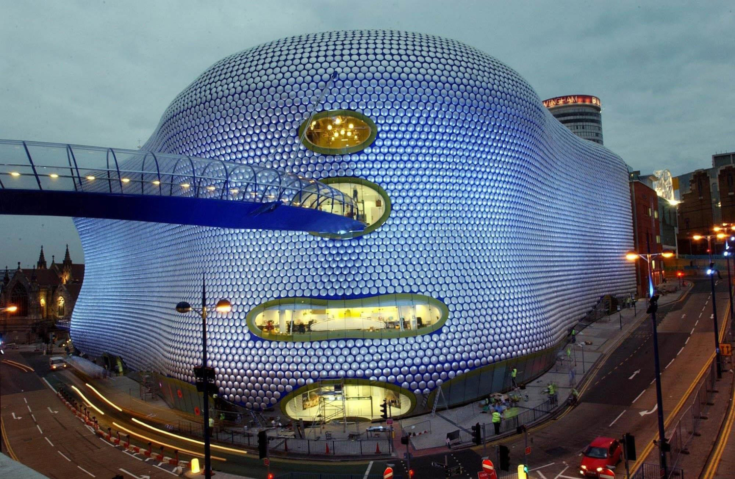 Futuristická budova obchodního domu Selfridges v Birminghamu.