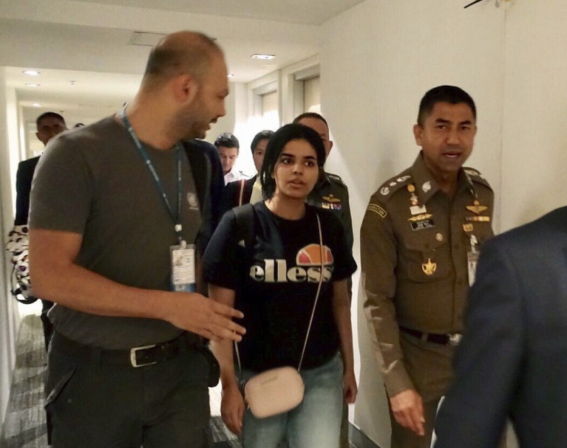 Rahaf Kunúnová před opuštěním bangkockého letiště.