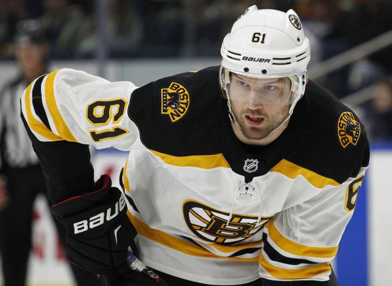 Hokejista Rick Nash v dresu Bostonu Bruins.