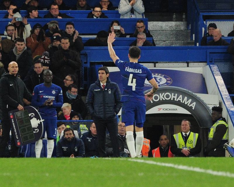 Cesc Fábregas se loučí s fanoušky Chelsea během zápasu s Nottinghamem. Cesc Fábregas se loučí s fanoušky Chelsea během zápasu s Nottinghamem.