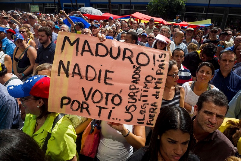 Protesty proti nelegitimní vládě Nicoláse Madura.