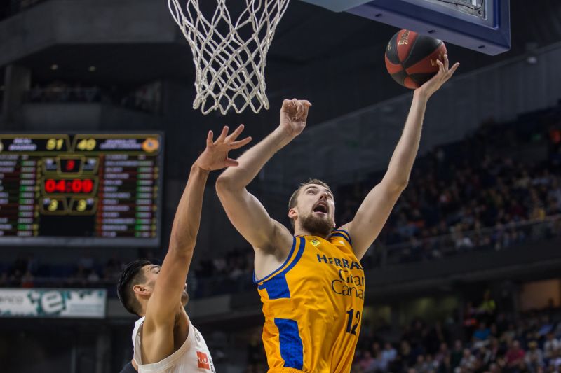 Basketbalista Ondřej Balvín (vpravo).
