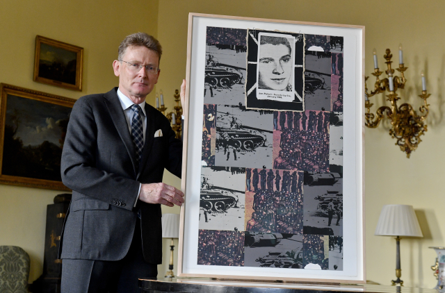 Velvyslanec Velké Británie v České republice Nick Archer ukázal 11. ledna 2019 na britské ambasádě v Praze dílo britského výtvarníka Joea Tilsona. 