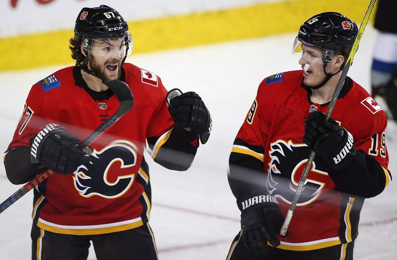 Útočník Michael Frolík se v pátečním utkání NHL výraznou měrou podílel na vítězství hokejistů Calgary 4:3 nad Floridou. 