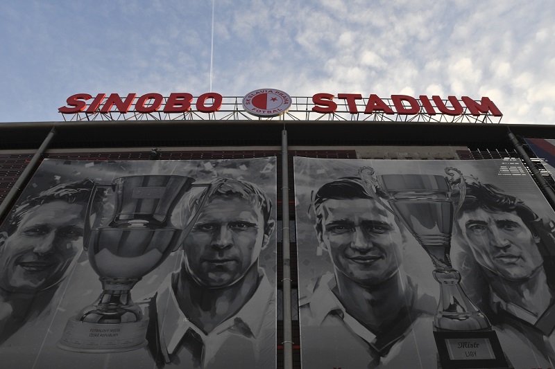 Klub Slavia instaloval na hrací plochu speciální osvětlovací rampy, které kompenzují slabší sluneční svit v zimním období.