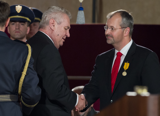 Prezident Miloš Zeman při příležitosti výročí vzniku samostatného československého státu uděloval 28. října na Pražském hradě státní vyznamenání. Medaili Za zásluhy převzal plastický chirurg Bohdan Pomahač.