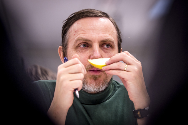 Degustátoři posuzují vůni jablka.