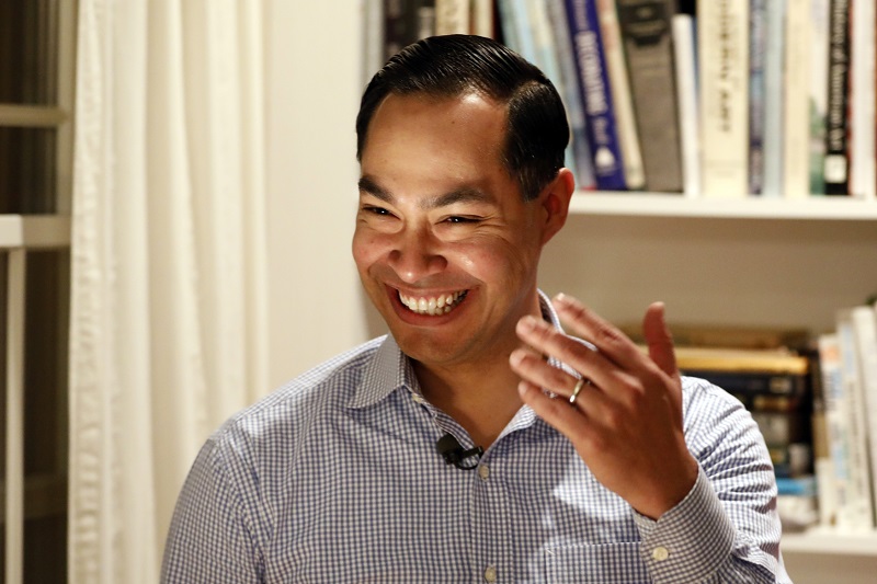 Někdejší ministr bytové výstavby ve vládě Baracka Obamy Julian Castro.