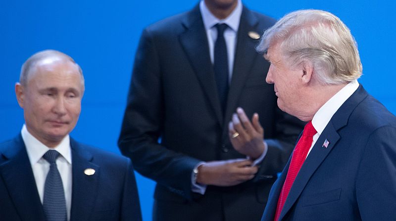 Ruský prezident Vladimir Putin (vlevo) a americký prezident Donald Trump.
