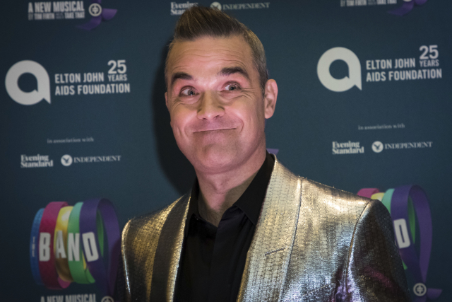 Zpěvák Robbie Williams.