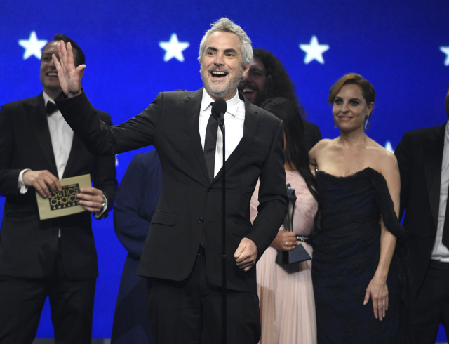 Režisér Alfons Cuarón přebírá cenu za film Roma.