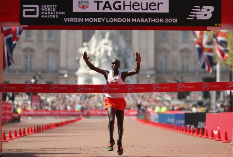 Eliud Kipchoge se v Londýně utká i s domácí hvězdou Mo Farahem. 