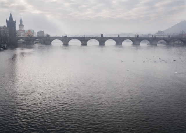 Pohled na Vltavu a Karlův most z Mánesova mostu.