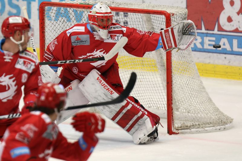 Brankář Třince Šimon Hrubec chytá puk v zápase hokejové extraligy proti Vítkovicím.
