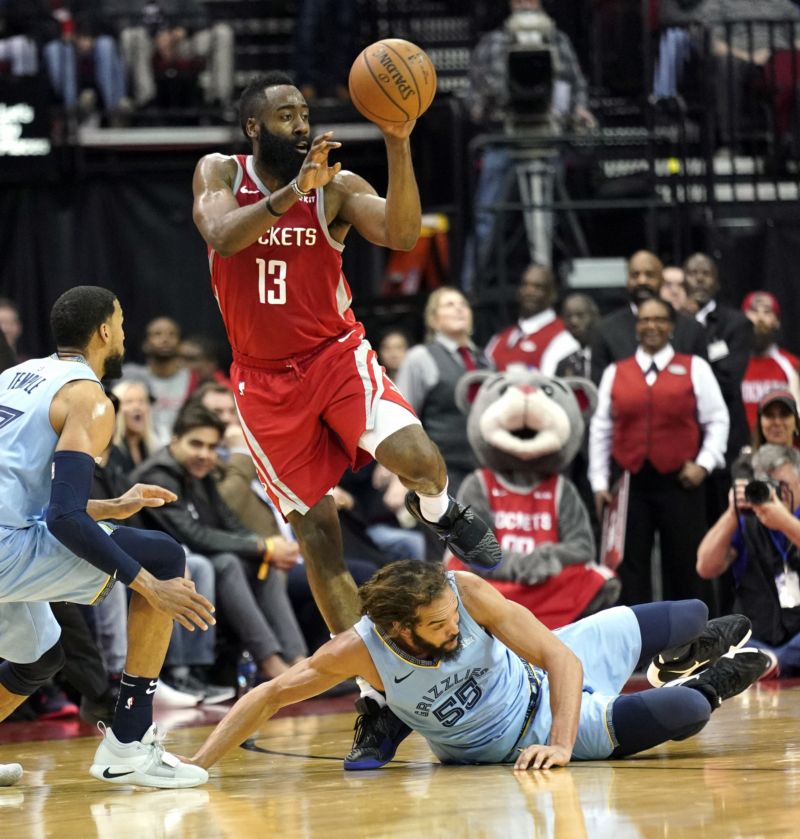 Harden dirigoval výhru Houstonu 57 body. Útočí na Chamberlaina.
