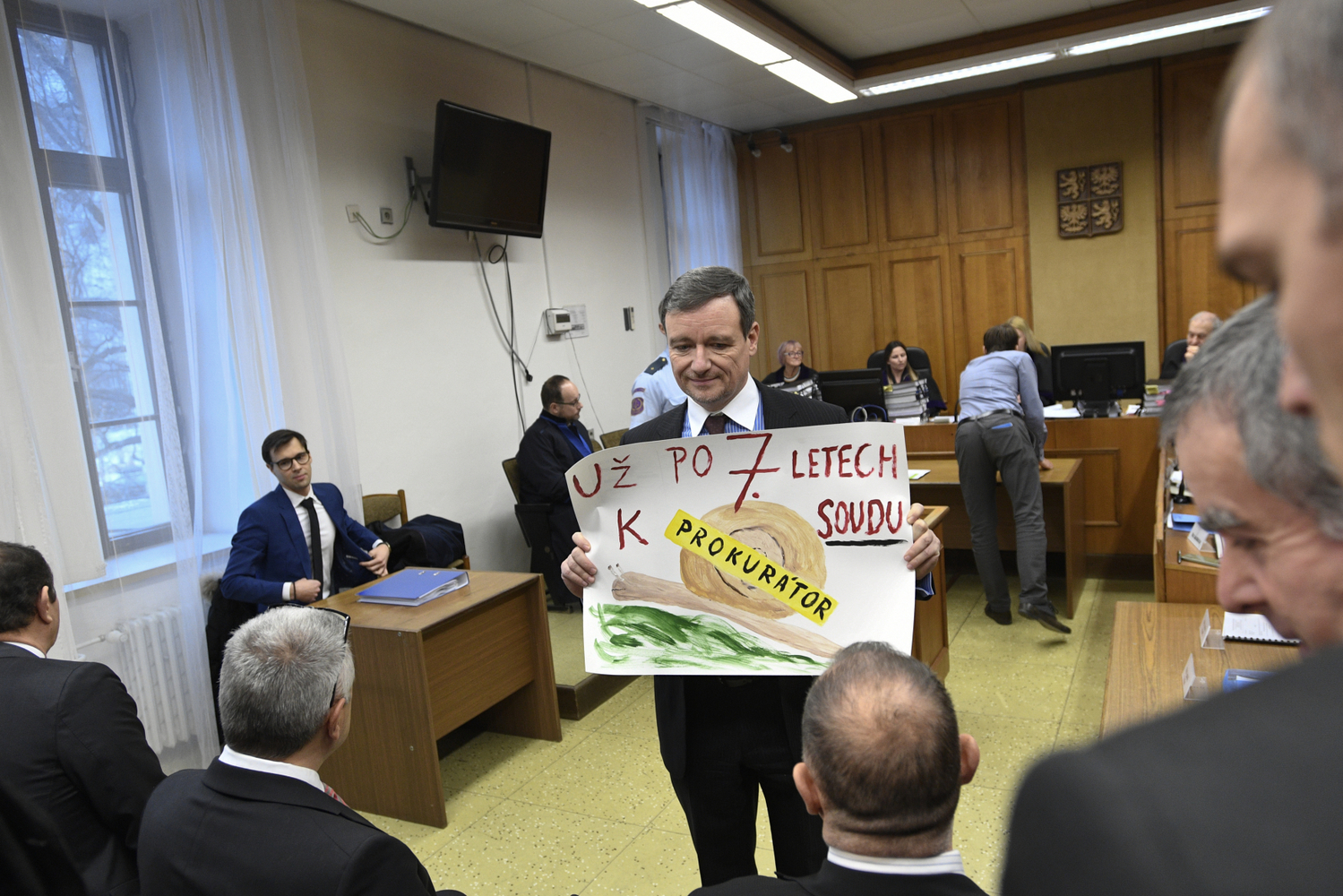 David Rath s transparentem u krajského soudu. 