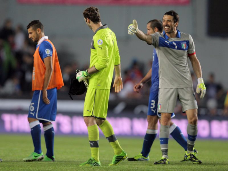 Petr Čech (ve žlutém) přijímá po utkání pochvalu od legendárního Buffona (vpravo).