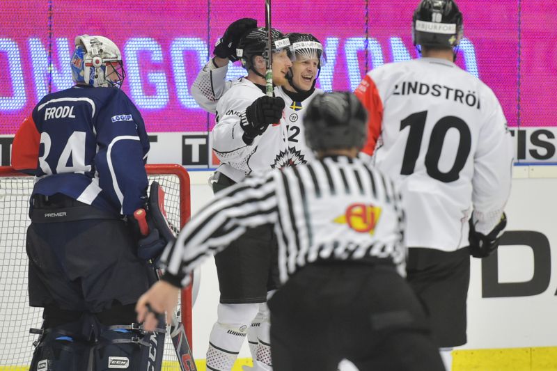 Brankář Dominik Frodl přihlíží radosti svého soupeře. 